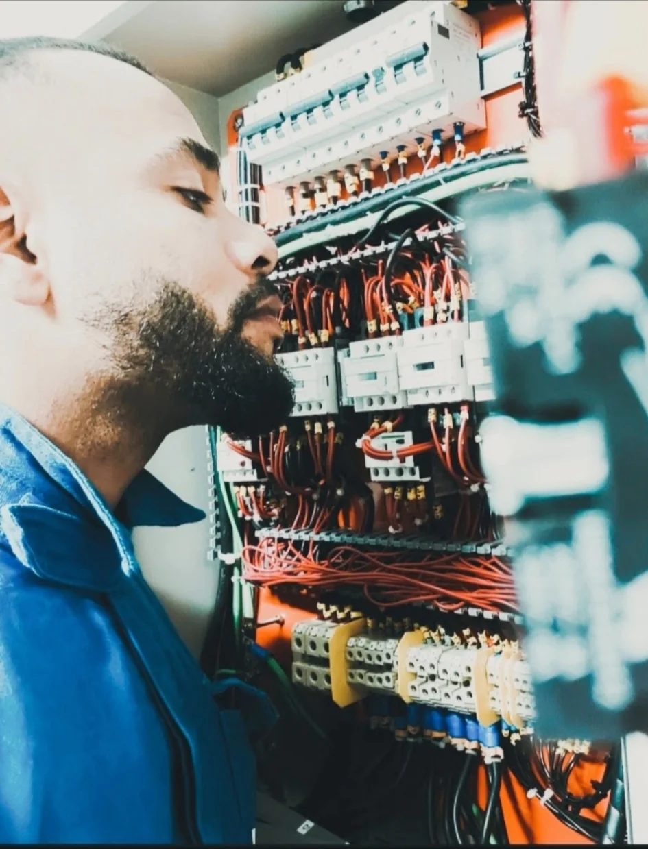 André Fernandes inspecionando um painel elétrico